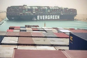 Tàu Ever Given bị mắc cạn, gần như nằm chắn ngang kênh đào Suez. Ảnh: NYT