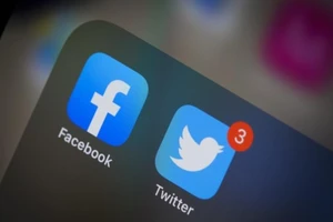 Facebook và Twitter trong cuộc chiến tin giả. Ảnh: GETTY 