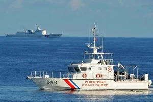 Tàu tuần duyên Philippines (trước) và tàu hải cảnh Trung Quốc. Ảnh: RAPPLER