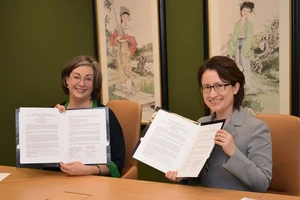 Bà Tiêu Mỹ Cầm (phải - đại diện cho Đài Loan) và bà Ingrid Larson (trái - đại diện cho Mỹ) ký bản ghi nhớ hôm 25-3. Ảnh: VĂN PHÒNG ĐẠI DIỆN ĐÀI LOAN TẠI MỸ