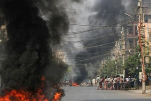Biểu tình tại Myanmar. Ảnh: REUTERS