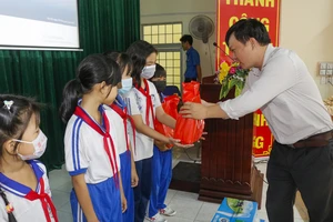 Báo Pháp Luật TP.HCM trao quà cho con em gia đình chính sách