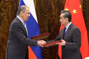Ngoại trưởng Nga Sergey Lavrov (trái) và người đồng cấp Trung Quốc Vương Nghị. Ảnh: REUTERS
