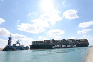 Kênh đào Suez rơi vào tình trạng tắc nghẽn nghiêm trọng với ít nhất 369 con tàu chở hàng bị kẹt lại.