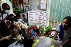 Người dân tham dự lễ tang của Kyaw Win Maung, sinh viên bị bắn chết trong cuộc biểu tình phản đối cuộc đảo chính quân sự ở Mandalay, Myanmar ngày 28-3.