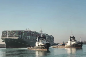 Tàu Ever Given được lai dắt khỏi vị trí mắc cạn trên kênh đào Suez. Ảnh: AP