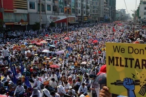 Người dân Myanmar đổ xuống đường phản đối chính quyền quân sự.