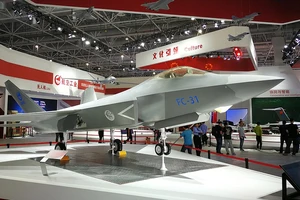 Một mô hình trưng bày của chiến đấu cơ Trung Quốc FC-31. Ảnh: THỜI BÁO HOÀN CẦU