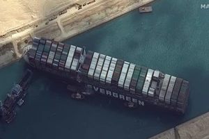 Hiện tượng tự nhiên giúp giải cứu con tàu Ever Given. Ảnh: MAXAR