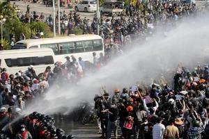 Quân đội Myanmar sử dụng vòi rồng để trấn áp dòng người biểu tình.