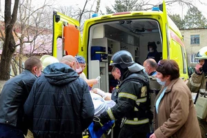 Bệnh nhân được sơ tán khỏi một trung tâm tim mạch ở TP Blagoveshchensk (Nga) sau khi trung tâm này gặp hỏa hoạn vào chiều 2-4. Ảnh: TASS