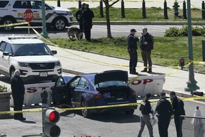 Mỹ: Tấn công bên ngoài Điện Capitol, một sĩ quan thiệt mạng. Ảnh: REUTERS