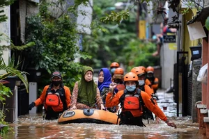 Người dân Indonesia trên đảo Flores được lực lượng cứu hộ di chuyển đến nơi an toàn ngày 4-4. Ảnh: AP