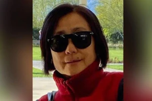 Người phụ nữ 64 tuổi tên Ke Chieh Meng bị đâm chết trong lúc đang dắt 2 con chó nhỏ của mình đi dạo ở TP Riverside, bang California, Mỹ.