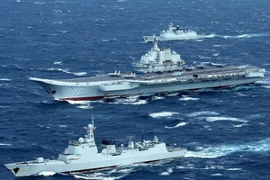 Biên đội tàu sân bay Bắc Kinh đi qua Eo biển Miyako của Nhật. Ảnh: THE DRIVE