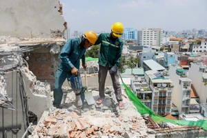 Cận cảnh cưỡng chế công trình xây dựng vượt tầng quận 10