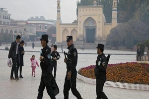 Lính Trung Quốc tuần tra ở Tân Cương. Ảnh: AP