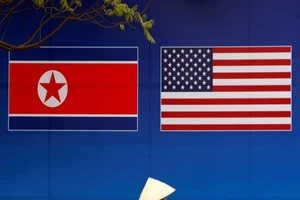 Cờ của Triều Tiên và Mỹ. Ảnh: REUTERS