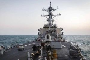 Tàu khu trục mang tên lửa dẫn đường lớp Arleigh Burke USS John S. McCain (DDG 56). Ảnh: HẢI QUÂN MỸ