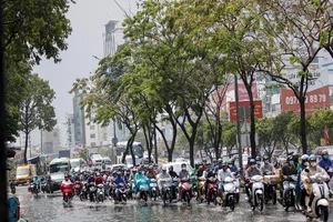 TP.HCM: Mưa nhỏ đầu mùa nhưng đường vẫn ngập