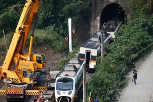 Lực lượng cứu hộ đang tháo dỡ các phần tàu sau tại nạn thảm khốc. Ảnh: Ritchie B Tongo/EPA