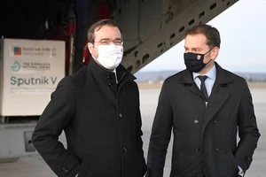 Ông Igor Matovic (khi đó là Thủ tướng Slovakia - phải) và ông Marek Krajci (khi đó là Bộ trưởng Y tế Slovakia - trái) ra sân bay tiếp nhận lô vaccine Sputnik V hôm 1-3. Ảnh: AP