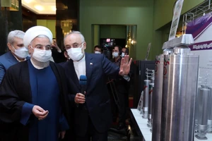 Tổng thống Iran Hassan Rouhani tại buổi lễ khởi chạy máy ly tâm mới tại cơ sở làm giàu urainum đặt ở TP Natanz ngày 10-4. Ảnh: REUTERS 