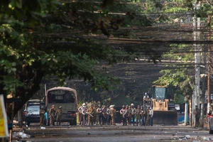 Hàng rào an ninh của phe quân đội Myanmar bao quanh TP Bago ngày 10-4. Ảnh: CNN