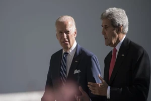 Tổng thống Joe Biden và ông John Kerry. Ảnh: AFP/GETTY IMAGES