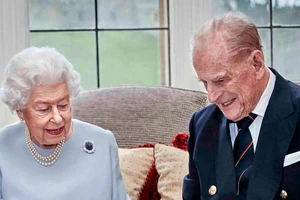 Giây phút bên cạnh của Nữ hoàng Anh và Hoàng thân. Ảnh: Chris Jackson/POOl/AP