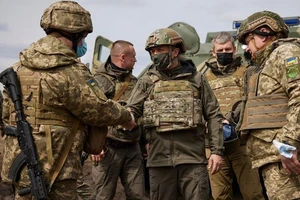 Tổng thống Ukraine Volodymyr Zelensky thị sát khu vực biên giới. Ảnh: CNN