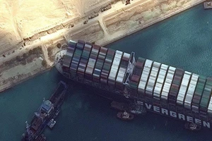 Tàu MV Ever Given chắn ngang kênh đào Suez. Ảnh: Maxar Technologies/AFP
