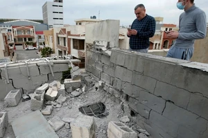 Ảnh minh họa - Khu vực dân sự gần sân bay Erbil (Iraq) bị hư hại do trúng rocket hồi tháng 2. Ảnh: REUTERS