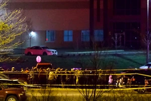 Cảnh sát Indianapolis phong tỏa hiện trường vụ nổ súng tại điểm dịch vụ của FedEx gần sân bay Indianapolis. Ảnh: INDIANAPOLIS STAR