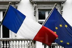 Quốc kỳ Pháp (trái) và cờ Liên minh châu Âu (phải).