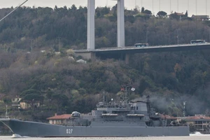 Tàu đổ bộ Kondopoga của hải quân Nga trên đường đến biển Đen hôm 17-4. Ảnh: REUTERS