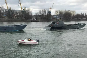 Một nhóm tàu thuộc Hạm đội Caspi (Nga) di chuyển ra Biển Đen hôm 13-4. Ảnh: AFP