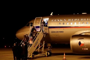 Các nhân viên Đại sứ quán CH Czech bị Nga trục xuất đã về tới Prague hôm 19-4. Ảnh: REUTERS