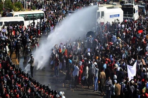 Cảnh sát Myanmar phun vòi rồng đàn áp người biểu tình. Ảnh: SKY NEWS