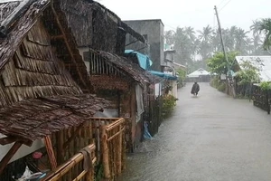 Ngập lụt tại tỉnh Đông Samar (Philippines) do ảnh hưởng từ hoàn lưu bão Surigae. Ảnh: AP