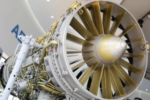 Trung Quốc lắp động cơ mới cho tiêm kích J-20