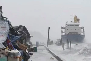 Sóng tạt vào bờ khi siêu bão Surigae di chuyển gần Philippines. Ảnh: REUTERS