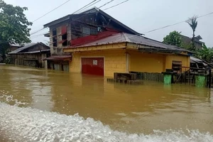 Ngập lụt tại Philippines do ảnh hưởng của siêu bão Surigae. Ảnh: RAPPLER