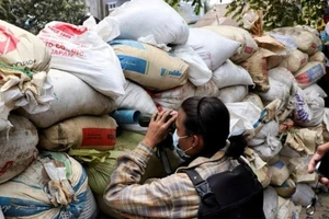 Biểu tình phản đối chính biến tại Myanmar. Ảnh: REUTERS