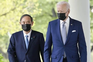 Thủ tướng Nhật Yoshihide Suga (trái) và Tổng thống Mỹ Joe Biden. Ảnh: KYODO