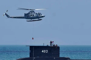 Indonesia thông tin về cơ hội sống sót của 53 thủy thủ của tàu ngầm bị mất tích. Ảnh: AP