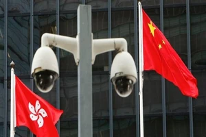 Cờ của Hong Kong và Trung Quốc treo trước văn phòng chính quyền Hong Kong. Ảnh: REUTERS