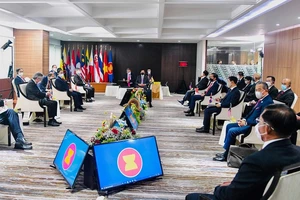 Thống tướng Myanmar Min Aung Hlaing (góc gần, bên phải) trong cuộc họp thượng đỉnh của ASEAN hôm 24-4 tại Jakarta (Indonesia). Ảnh: AFP