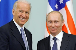 Tổng thống Nga Vladimir Putin (phải) bắt tay ông Joe Biden (trái), khi đó còn là phó tổng thống Mỹ, trong một cuộc gặp ở thủ đô Moscow hồi tháng 3-2011. Ảnh: AP