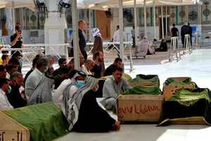 Nạn nhân tử vong trong vụ cháy Bệnh viện Ibn al-Khatib ở Iraq ngày 25-4. Ảnh: REUTERS